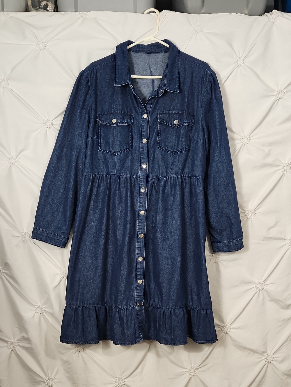 Snap-Front Dark Blue Chambrey Dress with Ruffle Hem